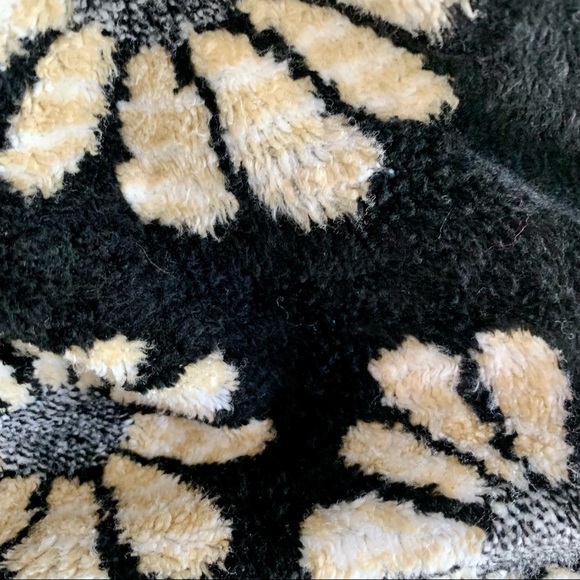 SUPPLY & DEMAND Soft, Plush, Cozy Jacket. Long sleeve. Black Floral Size L - Picture 7 of 12